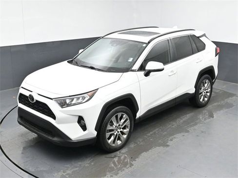 Used 2020 Toyota RAV4 XLE Premium image 36
