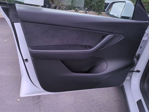 Used 2022 Tesla Model Y Long Range image 14