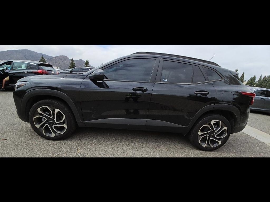 Used 2025 Chevrolet Trax RS FWD image 3