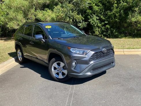 Used 2021 Toyota RAV4 XLE w/ Convenience Package FWD image 1