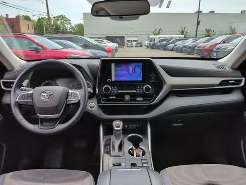 Certified 2025 Toyota Highlander LE FWD image 12