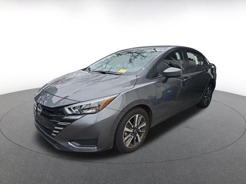 Used 2025 Nissan Versa SV image 3