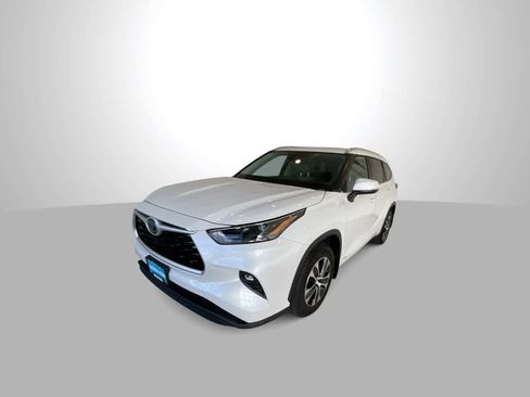 Used 2022 Toyota Highlander XLE AWD/4WD image 4