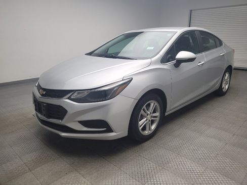 Used 2017 Chevrolet Cruze LT image 2