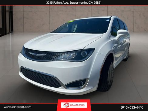 Used 2020 Chrysler Pacifica Touring-L FWD image 1