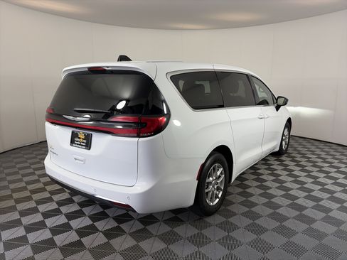 Used 2024 Chrysler Pacifica Touring-L FWD image 11