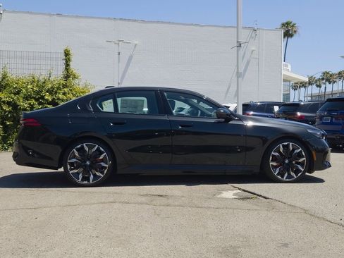 New 2026 BMW 550e xDrive w/ Premium Package AWD/4WD image 4