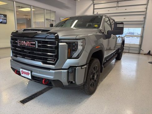Used 2024 GMC Sierra 2500 AT4 image 5