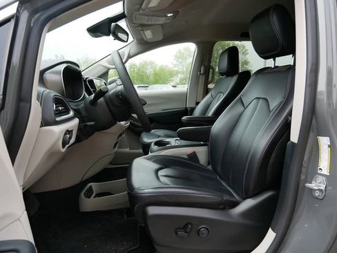 Used 2023 Chrysler Pacifica Touring-L FWD image 15