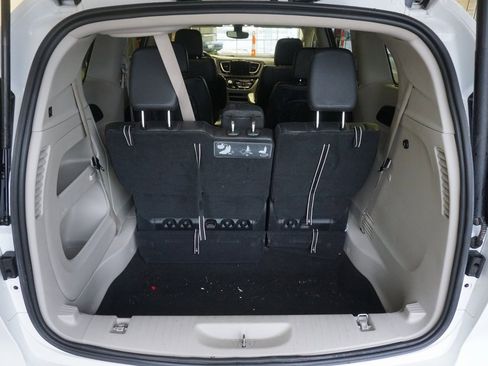 Used 2018 Chrysler Pacifica Touring-L w/ Tire & Wheel Group image 17