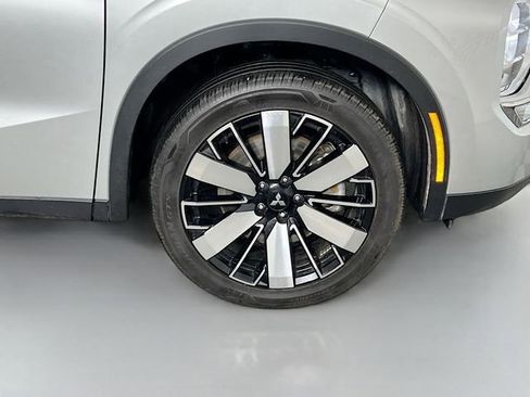 Used 2025 Mitsubishi Outlander SE image 40