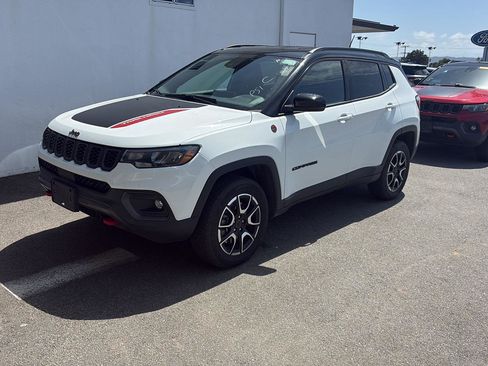 Used 2025 Jeep Compass Trailhawk AWD/4WD image 5