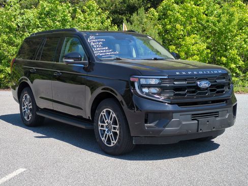 Certified 2025 Ford Expedition Active RWD image 2