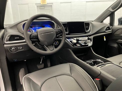 New 2027 Chrysler Pacifica Limited w/ S Appearance Package FWD image 9