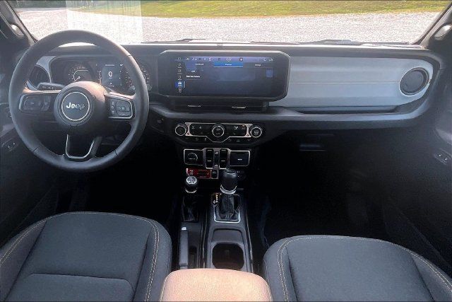 Used 2025 Jeep Gladiator Sport AWD/4WD image 12