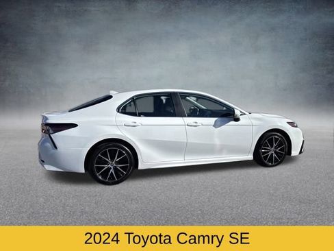 Used 2024 Toyota Camry SE image 3