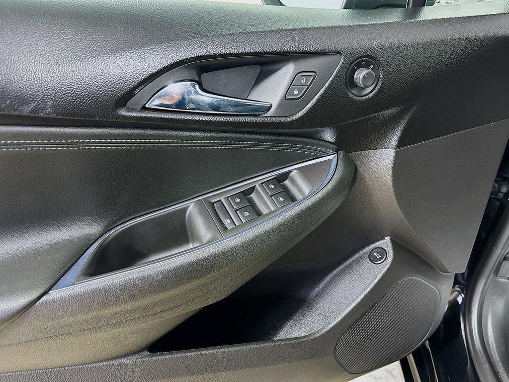 Used 2017 Chevrolet Cruze Premier FWD image 18