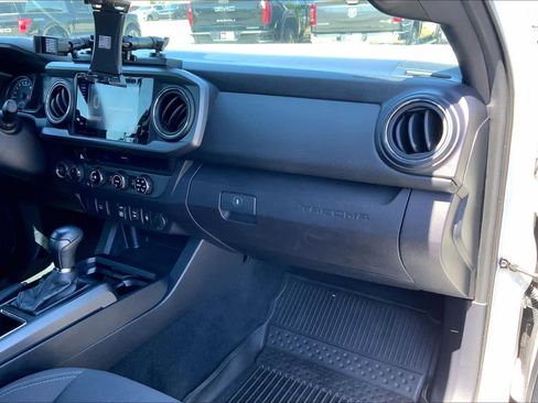 Used 2018 Toyota Tacoma TRD Off-Road image 18