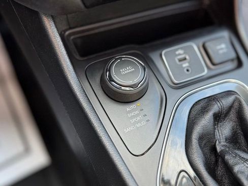 Used 2019 Jeep Cherokee Limited image 15