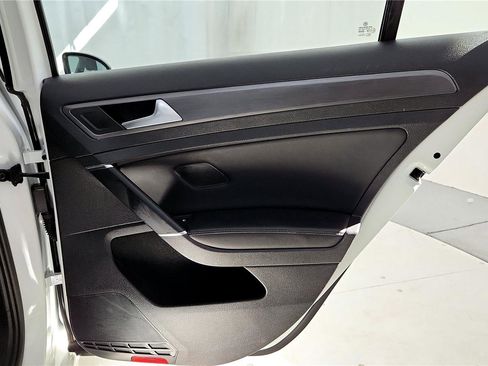 Used 2018 Volkswagen Golf SE image 19