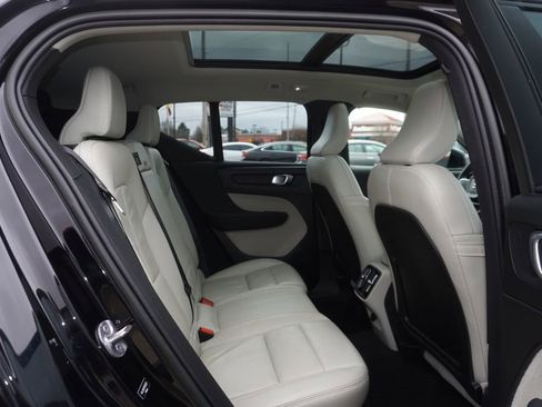 Used 2023 Volvo XC40 B5 Plus image 27