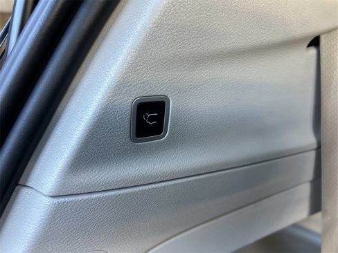 Used 2024 Chrysler Pacifica Touring-L image 14