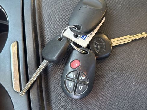 Used 2018 Toyota Sienna LE w/ Carpet Mat Package image 18