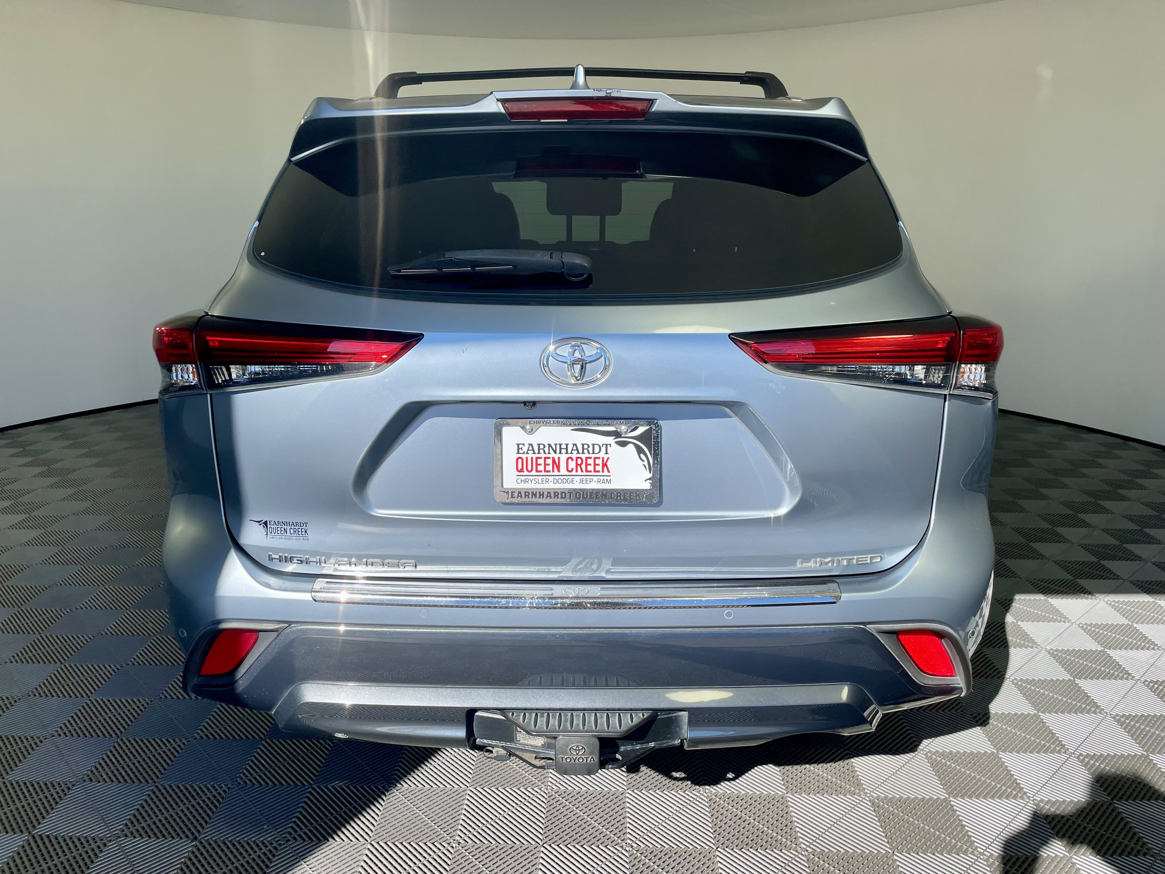 Used 2022 Toyota Highlander Limited FWD image 3