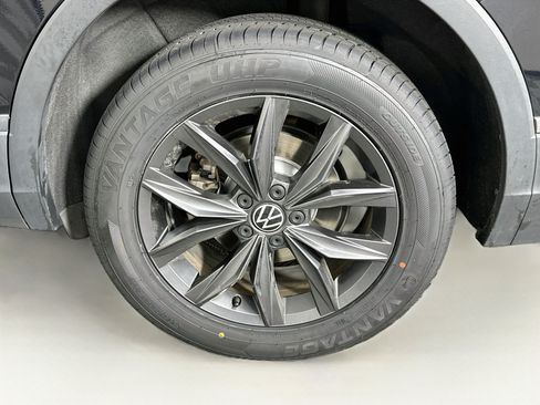 Used 2023 Volkswagen Tiguan SE FWD image 11