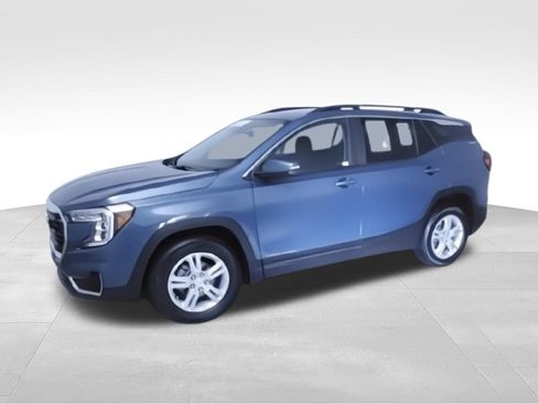Used 2024 GMC Terrain SLE w/ Driver Convenience Package FWD image 5