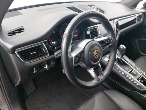 Certified 2018 Porsche Macan image 4