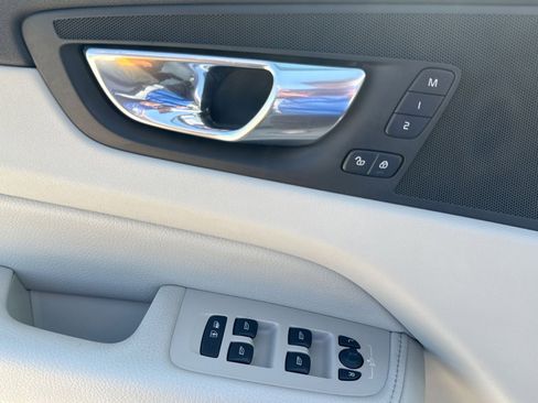 Used 2021 Volvo XC60 T5 Momentum w/ Premium Package FWD image 15