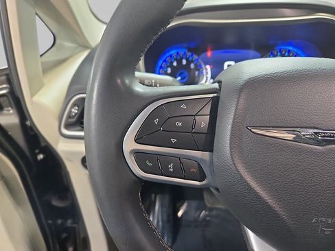Used 2023 Chrysler Pacifica Touring-L image 18