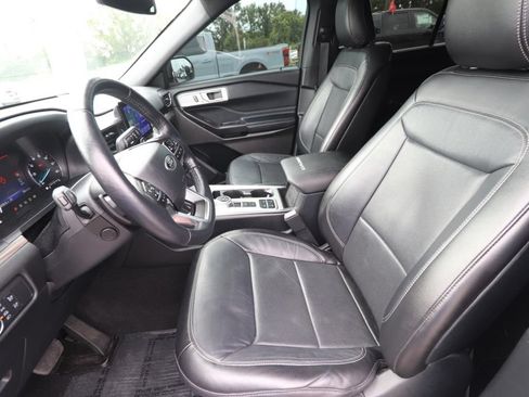 Used 2020 Ford Explorer Limited w/ Class III Trailer Tow Package RWD image 2