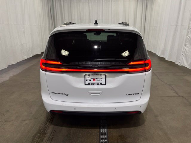 Used 2025 Chrysler Pacifica Limited FWD image 6