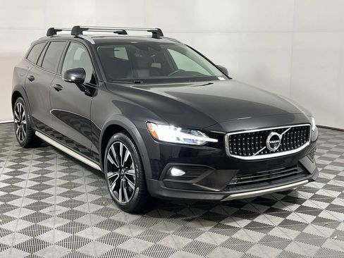 Used 2021 Volvo V60 T5 Cross Country image 2