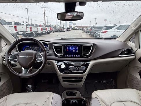 Used 2017 Chrysler Pacifica Touring-L FWD image 39