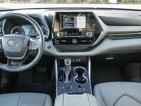 Used 2022 Toyota Highlander XLE image 13