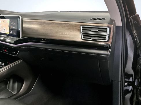 Used 2025 Volkswagen Atlas SEL image 24