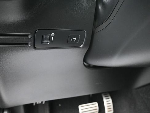 Used 2020 Volvo XC40 T4 R-Design image 14