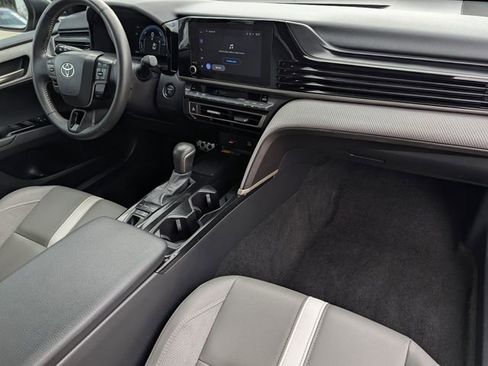 Used 2025 Toyota Camry SE w/ Convenience Package image 31