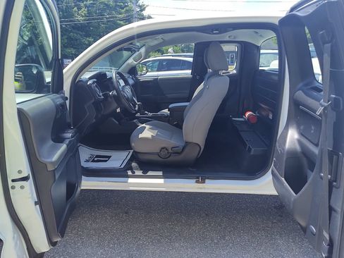 Used 2018 Toyota Tacoma SR RWD image 15