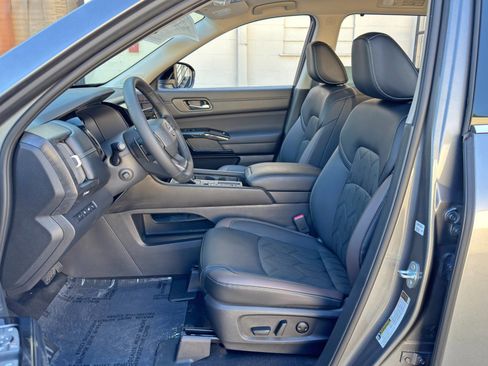 Used 2026 Nissan Pathfinder Platinum FWD image 17