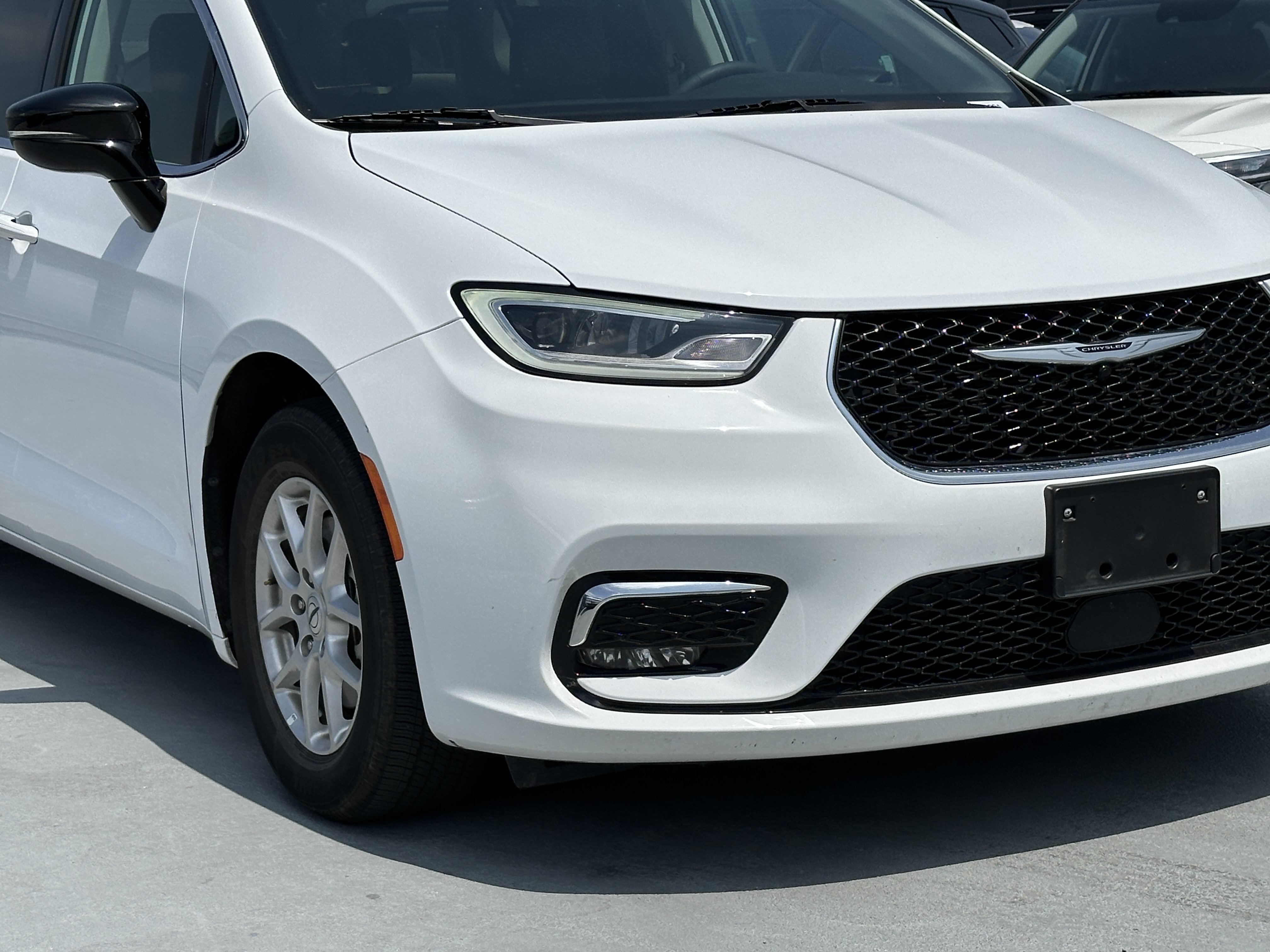 Used 2024 Chrysler Pacifica Touring-L FWD image 11