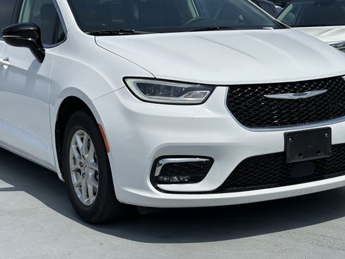 Used 2024 Chrysler Pacifica Touring-L FWD image 11