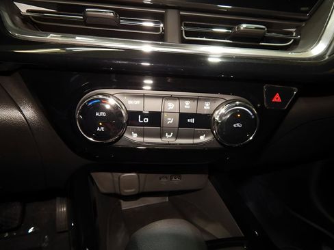 Used 2025 Chevrolet Trax RS w/ Sunroof Package FWD image 30