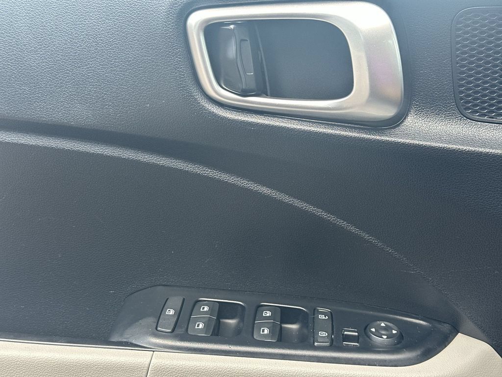 Used 2025 Hyundai Venue SEL FWD image 30
