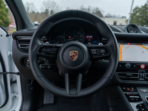 Certified 2025 Porsche Macan AWD/4WD image 25