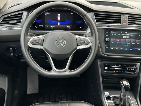 Used 2022 Volkswagen Tiguan SE w/ Panoramic Sunroof Package image 15