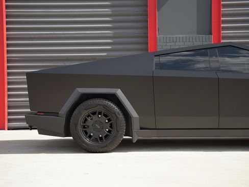 Used 2024 Tesla Cybertruck AWD Crew Cab image 10